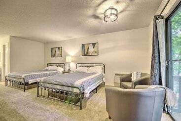 Сельский дом Margarita Resort Retreat In Osage Beach!