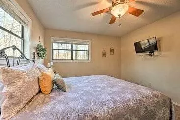 Casa Rurale Pet Friendly  Shady Oaks  Broken Bow Gem W/ Patio!