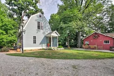 Quiet St Charles Cottage W/ Patio & 4 Acres