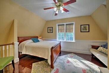 Quiet St Charles Cottage W/ Patio & 4 Acres