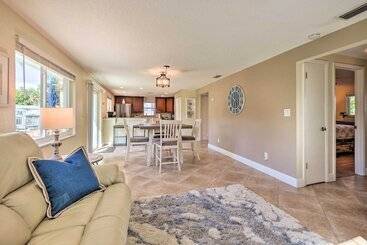 Dom wiejski Riverfront Home W/ Putting Green & Boat Dock!