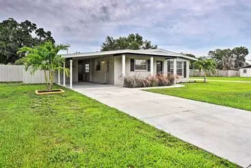 Mökkimajoitus Sarasota Sunset House  W/ Spacious Patio!