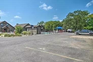 Mökkimajoitus Updated Cabin W/ Direct Lake Access & Pool!