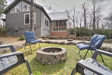 Mökkimajoitus Deck + Fire Pits: Lake Toxaway Getaway!
