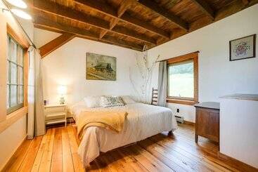 بيت ريفى Breathtaking Mtn Views: Stylish Rustic Retreat!
