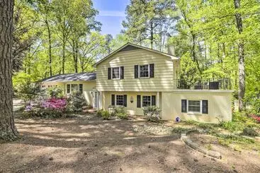 Mökkimajoitus Bright Cary Home With Deck < 15 Mi To Raleigh!