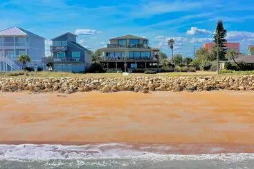 コテージ Chic Home: Ocean Views, Hot Tub & Game Room!