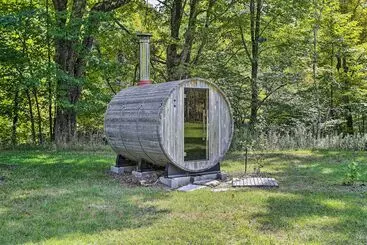 コテージ Lush, Charming 1800s Farmhouse On Secluded Oasis!