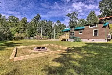 Mökkimajoitus Quaint Mtn Cabin: Tiny Living Near Big Adventure