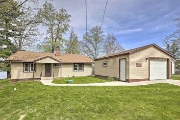 Vakantiehuisje Big Fish Bay Hideaway    Rice Lake Home W/ Dock!