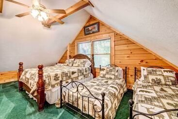بيت ريفى Waynesville Cabin W/ Covered Deck & Fire Pit!