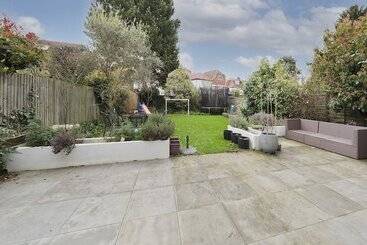 Cabane Wonderful Family Home With Garden Near Twickenham By Underthedoormat