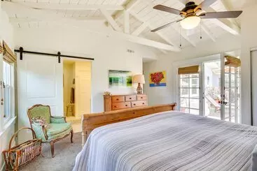 Mökkimajoitus Beautiful South Oceanside Bungalow: 1 Mi To Beach!