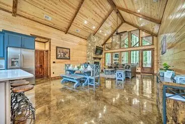 コテージ Broken Bow Cabin W/ Covered Deck & Hot Tub!