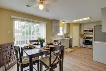 コテージ 16 Mi To Downtown Dallas: Spacious Cedar Hill Home