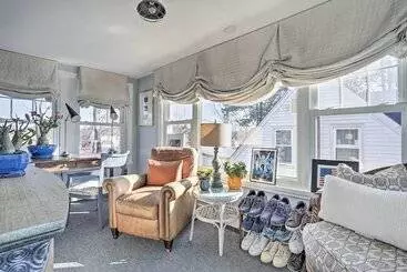 Mökkimajoitus Classic Teaneck Colonial Home With A Modern Touch