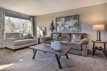 Mökkimajoitus Cozy Choteau Home W/ Fire Pit, Grill, Yard!