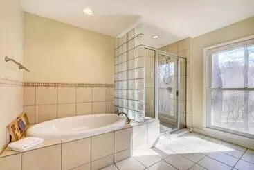 Mökkimajoitus Louisville Area Home: Deck, Fire Pit, Creek!