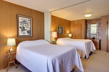 Mökkimajoitus Pelican Lake Cabin: Private Beach + Scenic Sunsets