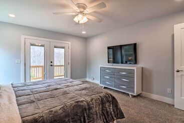 茅舍 Waynesville Smart Cabin W/ Hot Tub & Views!