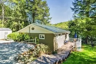 Breathtaking Newbury Cottage W/ Deck On Chalk Pond