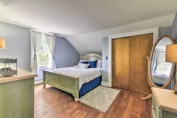 Mökkimajoitus Lakefront Retreat W/ Shared Dock & Fire Pit!