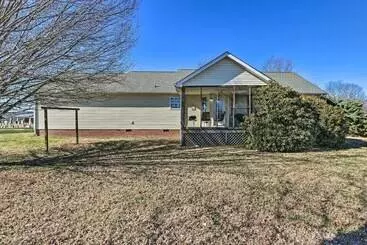 Mökkimajoitus Normandy Home W/ Yard ~ 2 Mi To Lake