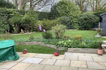 اقامتگاه Stunning 2 Bed Bungalow In Liverpool Leafy Suburb