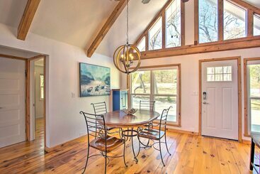 茅舍 Versatile Home W/ Deck & Grill, 1 Mi To Lake!