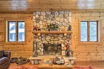 コテージ Waterfront Pike Lake Retreat: Snowmobile Paradise