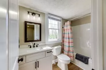 コテージ Williamstown Vacation Rental: Private Deck & Yard