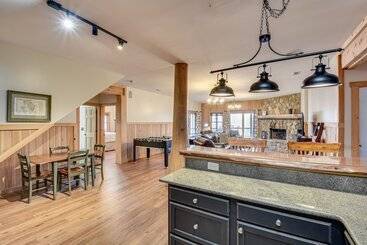 بيت ريفى Wooded Cabin: Mtn Views, Hot Tub & 2 Decks!