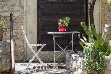 Maaseutuhotelli Masseria Fortificata Lo Zafferaneto