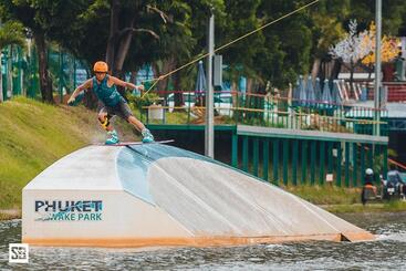 ホテル Phuket Wake Park