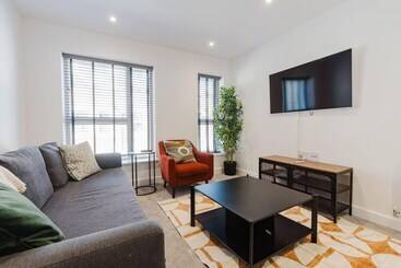 住所  Watford   House   Sleeps 6   Parking   Garden