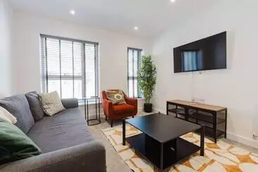 レジデンス Watford   House   Sleeps 6   Parking   Garden