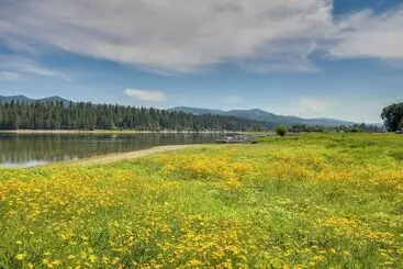 Mökkimajoitus Newport Riverfront Home W/ Deck + Fire Pit!