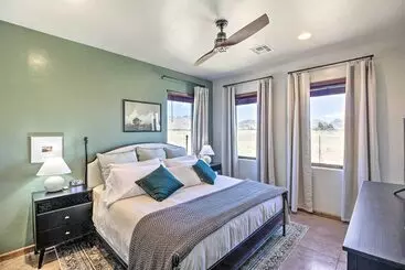 Mökkimajoitus Pastoral Elgin Escape W/ Covered Patio & Grill!