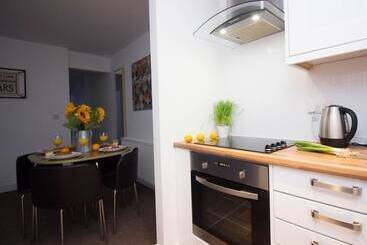 Жильё для туристов Beddoe Apartments Premier Lodge Eastleigh Near Winchester And Southampton