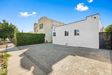 تختخواب و صبحانه Miracle Mile Chic 1 Br Bungalow Apt Parking Unit 2