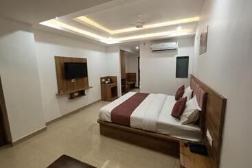 Отель Raas Inn, New