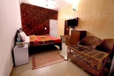 בית מלון כפרי Shivoham Palace Tapovan