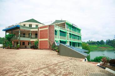 Bunyonyi Safaris Resort