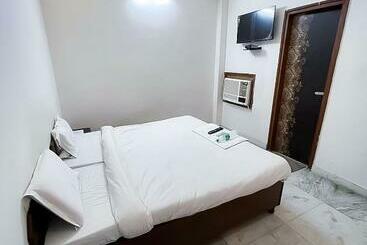 Hotel Deluxe Room Near Govindpuri Metro Station