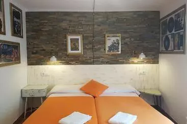 هتل Barri Antic Hostel & Pub