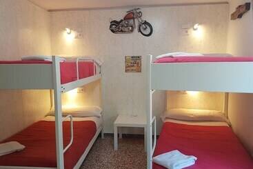 هتل Barri Antic Hostel & Pub