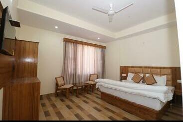 Fabhotel Himalayan Park