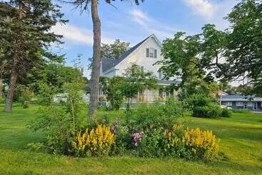 Aamiaismajoitus (B&B) Sunflower Guest Suites