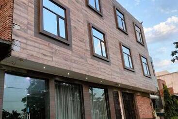 Oyo Flagship 81517 Hotel Cloud Inn