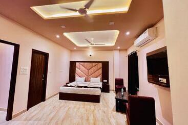 Fabhotel Dhruv Nanda